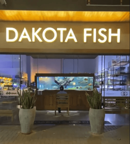 Entrada da Dakota Fish com o aquário de grande porte